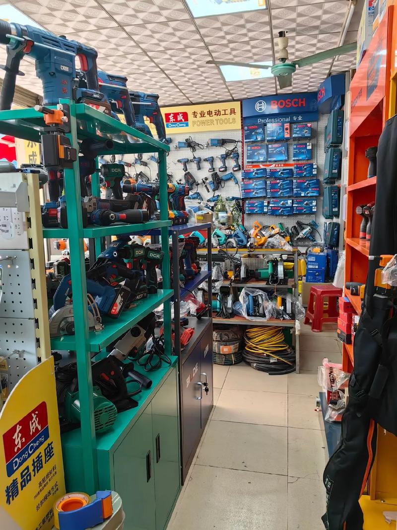 五金机电实体店 努力工作,年前买件军大衣过新年